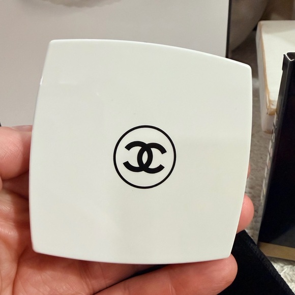 CHANEL Beaute White Mirror Duo with black dust bag and CHANEL Gift bag - Picture 3 of 8